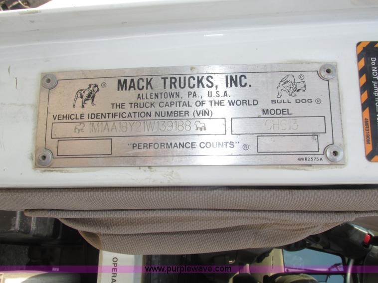 image for item H1194 2001 Mack CH613 semi truck