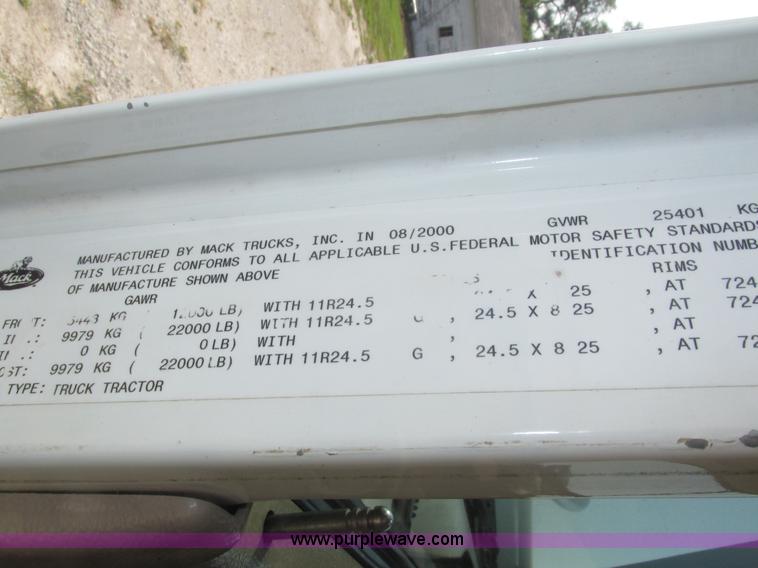 image for item H1194 2001 Mack CH613 semi truck