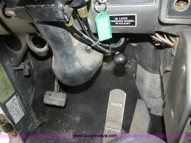 image for item H1234 2001 Mack RD688S dump truck