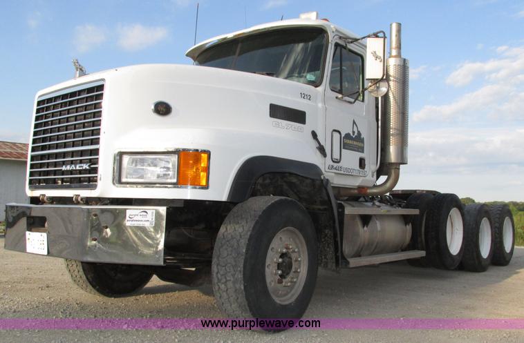 image for item H1235 2001 Mack CL713 semi truck