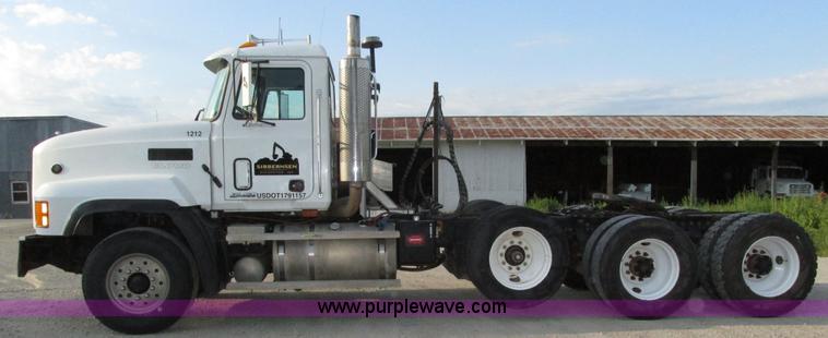 image for item H1235 2001 Mack CL713 semi truck