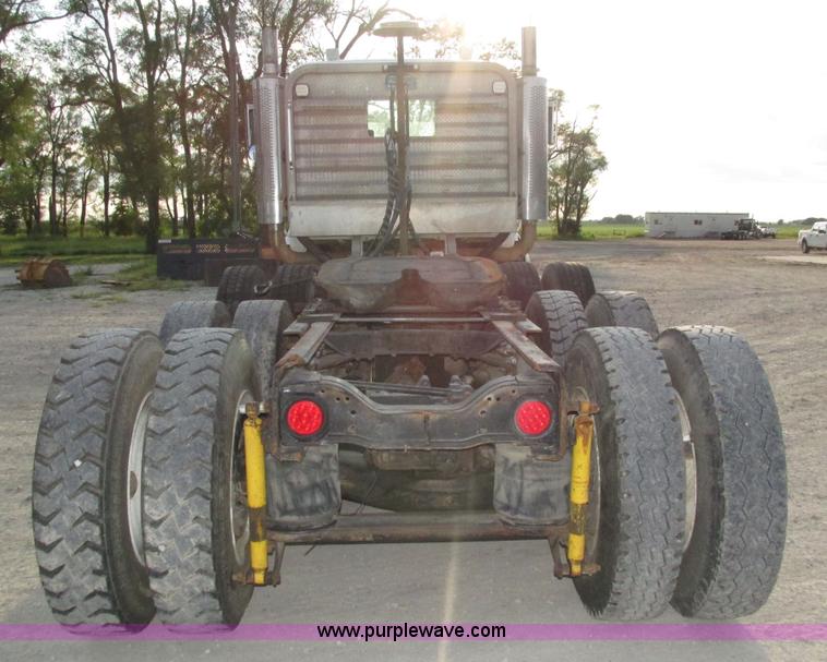 image for item H1235 2001 Mack CL713 semi truck