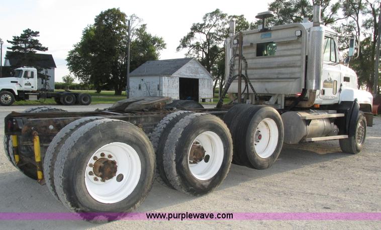 image for item H1235 2001 Mack CL713 semi truck