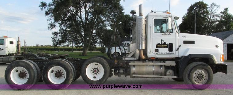 image for item H1235 2001 Mack CL713 semi truck