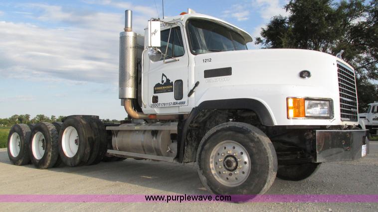 image for item H1235 2001 Mack CL713 semi truck