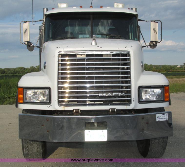 image for item H1235 2001 Mack CL713 semi truck