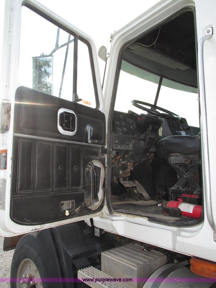 image for item H1235 2001 Mack CL713 semi truck