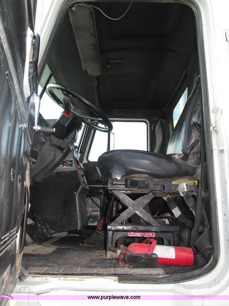 image for item H1235 2001 Mack CL713 semi truck