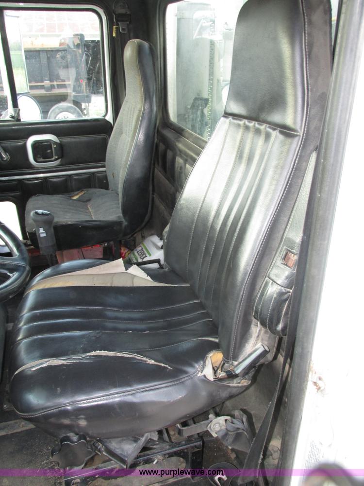 image for item H1235 2001 Mack CL713 semi truck