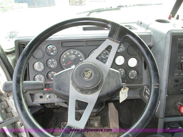 image for item H1235 2001 Mack CL713 semi truck