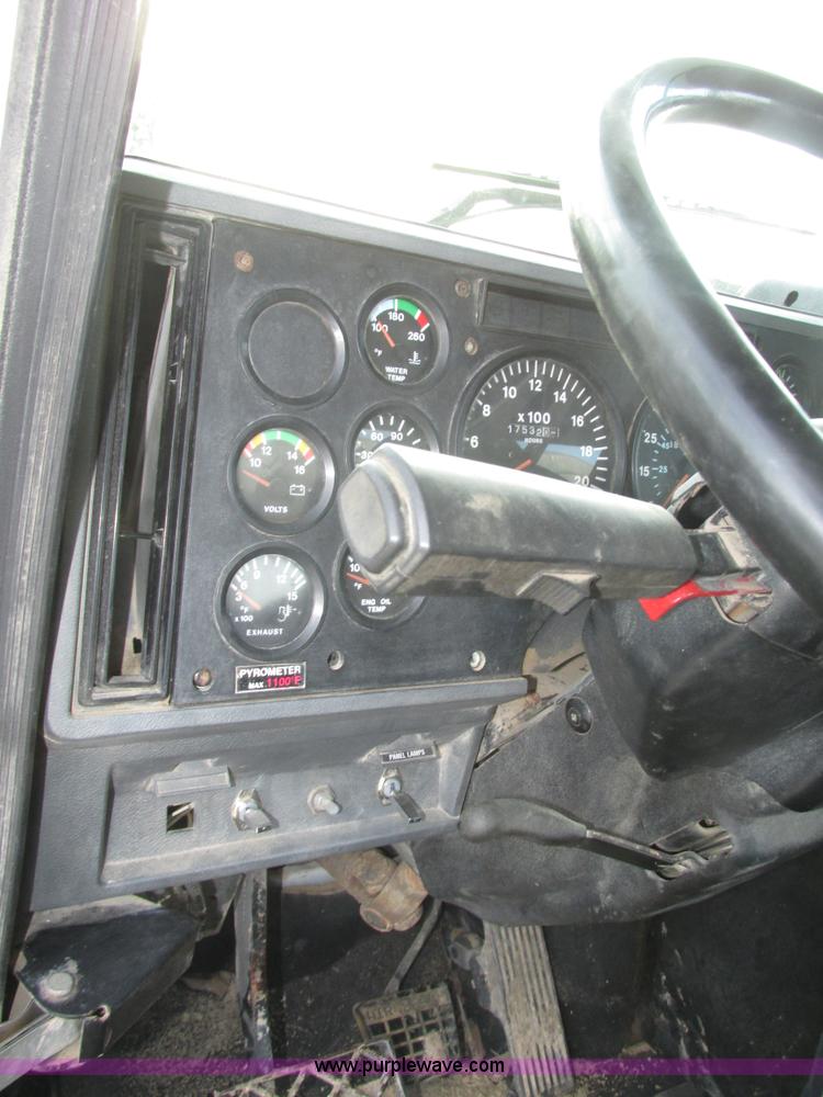 image for item H1235 2001 Mack CL713 semi truck