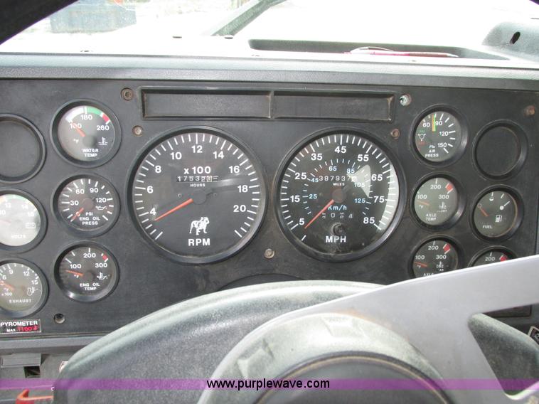 image for item H1235 2001 Mack CL713 semi truck