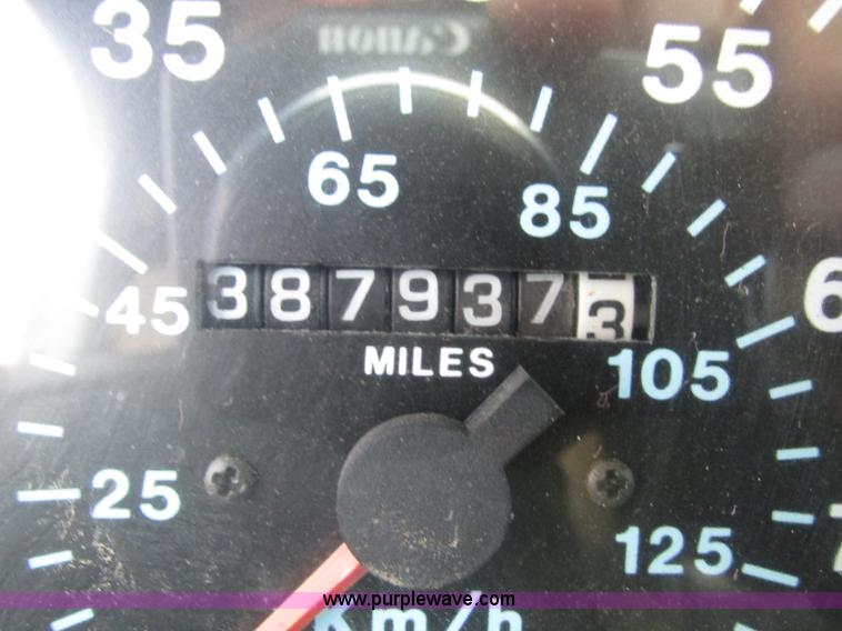 image for item H1235 2001 Mack CL713 semi truck