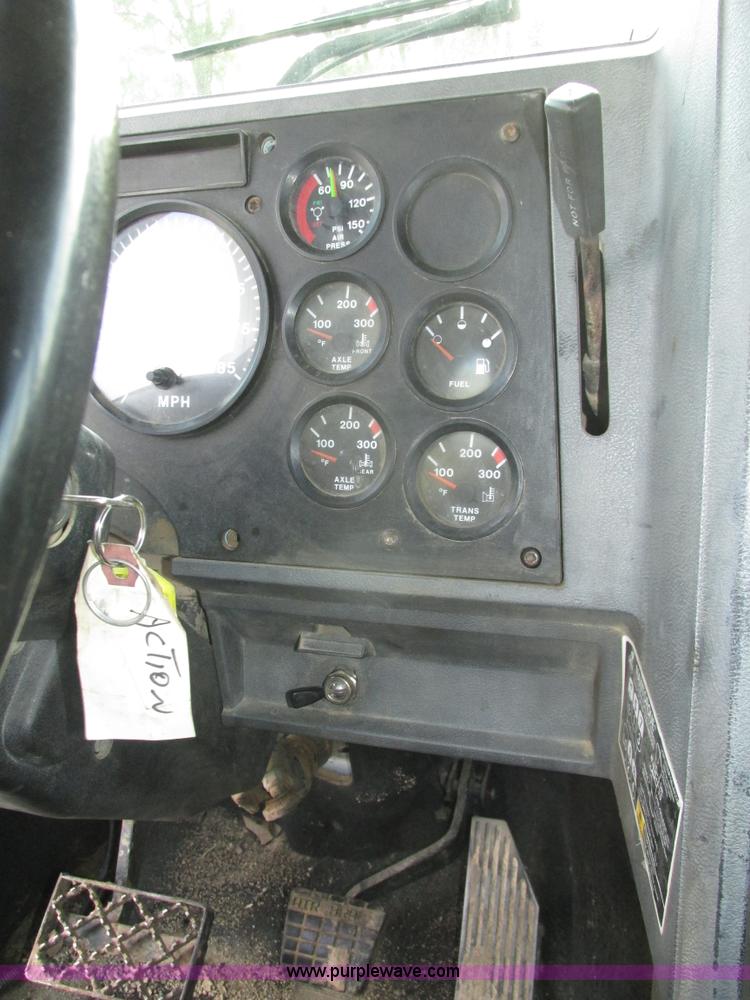 image for item H1235 2001 Mack CL713 semi truck