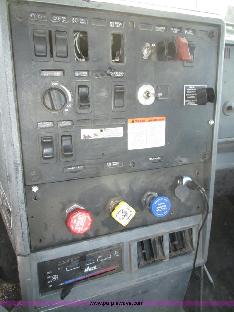 image for item H1235 2001 Mack CL713 semi truck