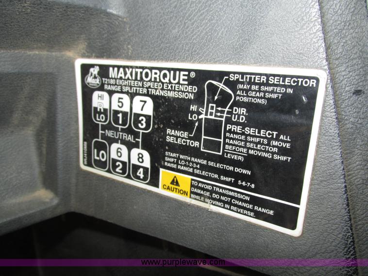 image for item H1235 2001 Mack CL713 semi truck