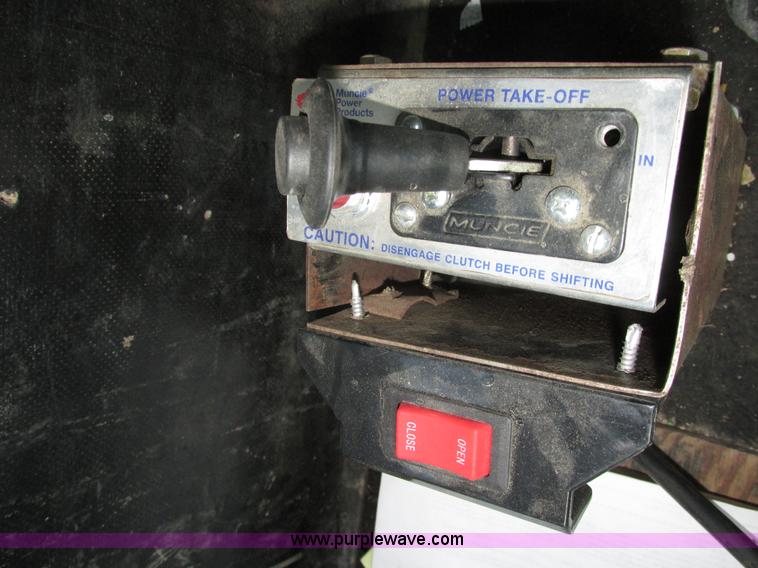 image for item H1235 2001 Mack CL713 semi truck