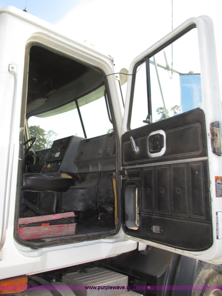 image for item H1235 2001 Mack CL713 semi truck