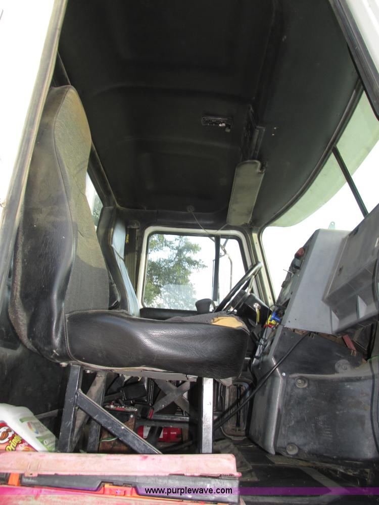 image for item H1235 2001 Mack CL713 semi truck