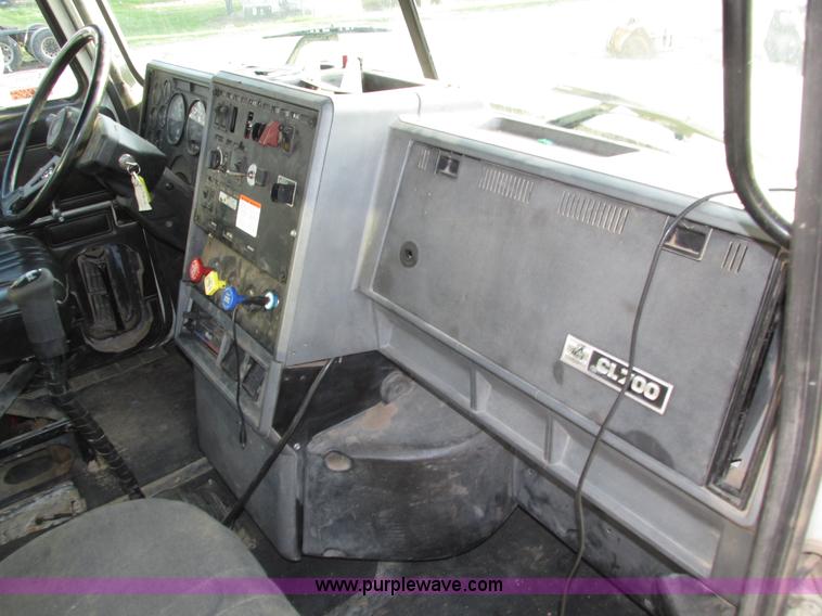 image for item H1235 2001 Mack CL713 semi truck