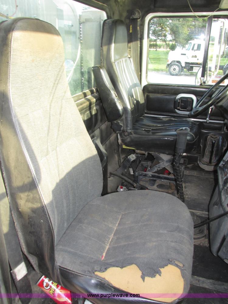 image for item H1235 2001 Mack CL713 semi truck