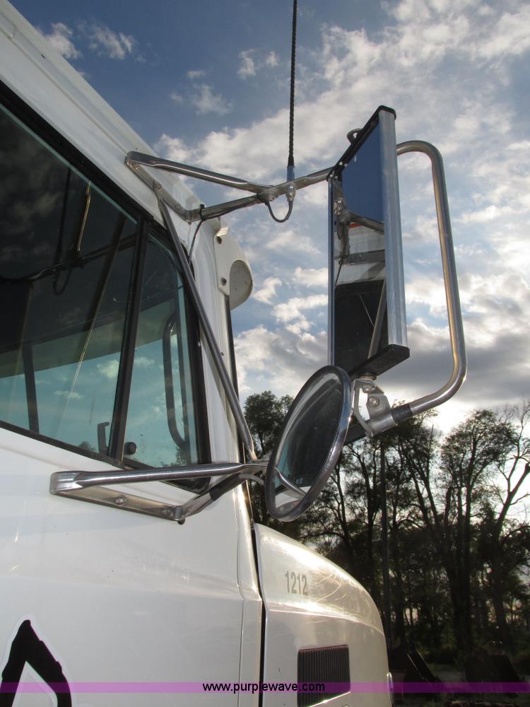 image for item H1235 2001 Mack CL713 semi truck