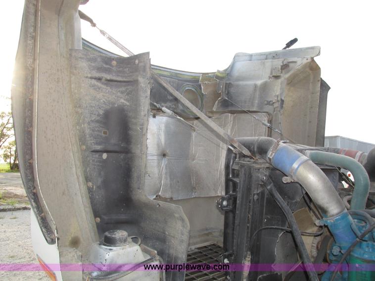 image for item H1235 2001 Mack CL713 semi truck