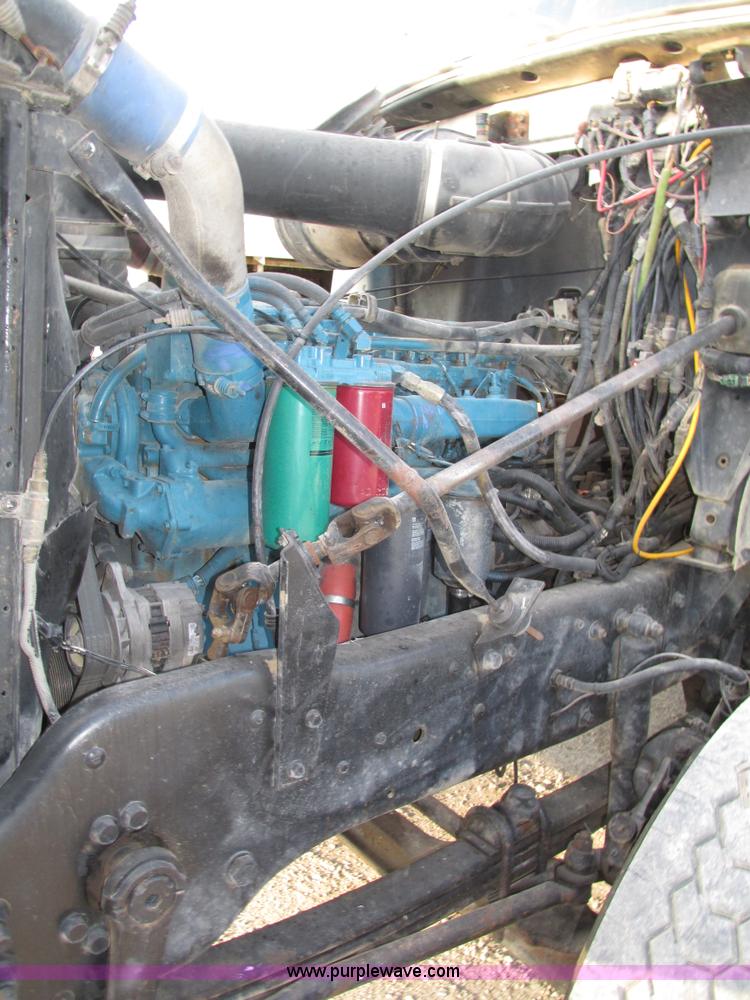 image for item H1235 2001 Mack CL713 semi truck