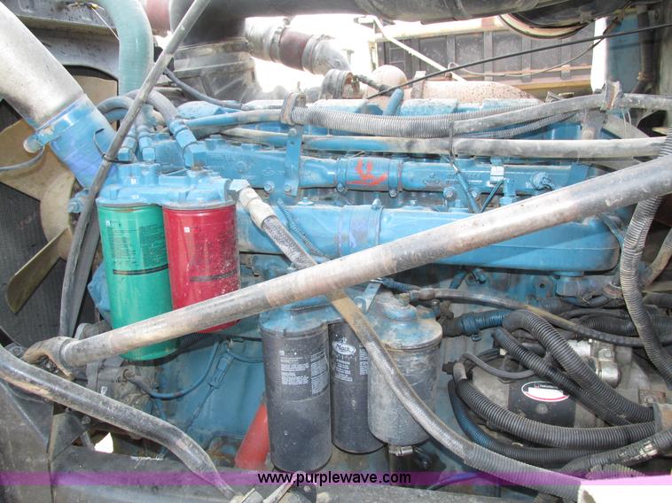 image for item H1235 2001 Mack CL713 semi truck