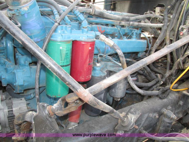 image for item H1235 2001 Mack CL713 semi truck