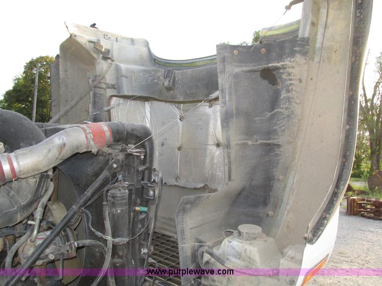 image for item H1235 2001 Mack CL713 semi truck