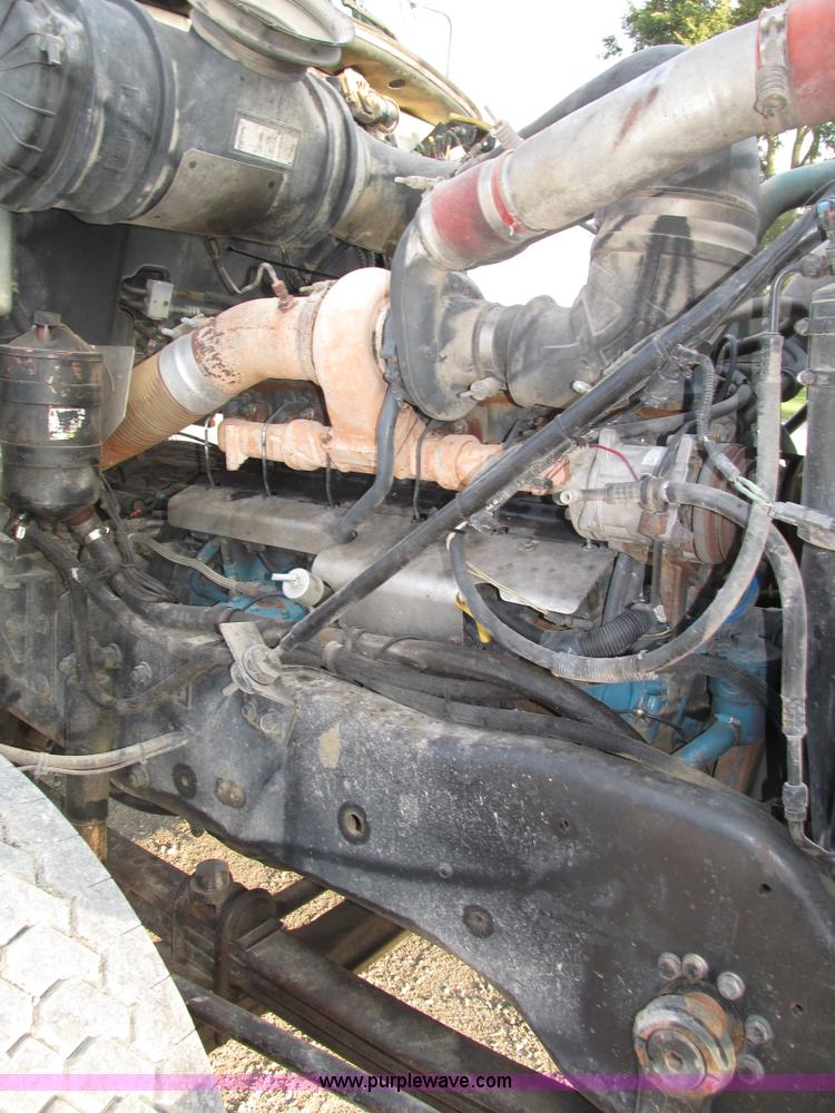 image for item H1235 2001 Mack CL713 semi truck