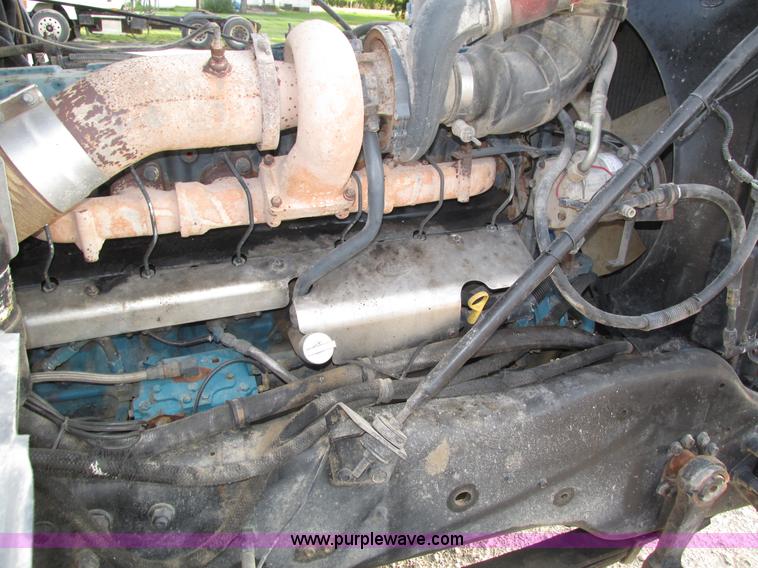 image for item H1235 2001 Mack CL713 semi truck