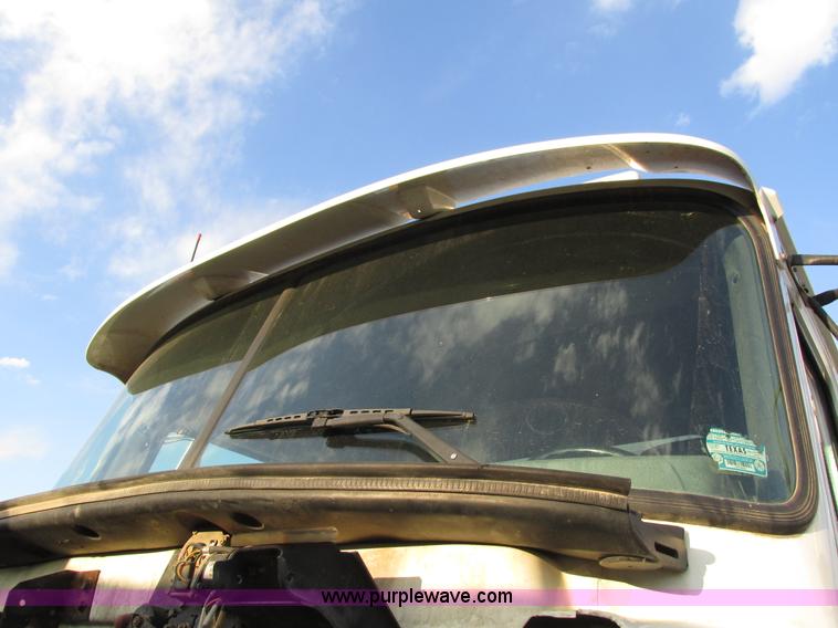 image for item H1235 2001 Mack CL713 semi truck