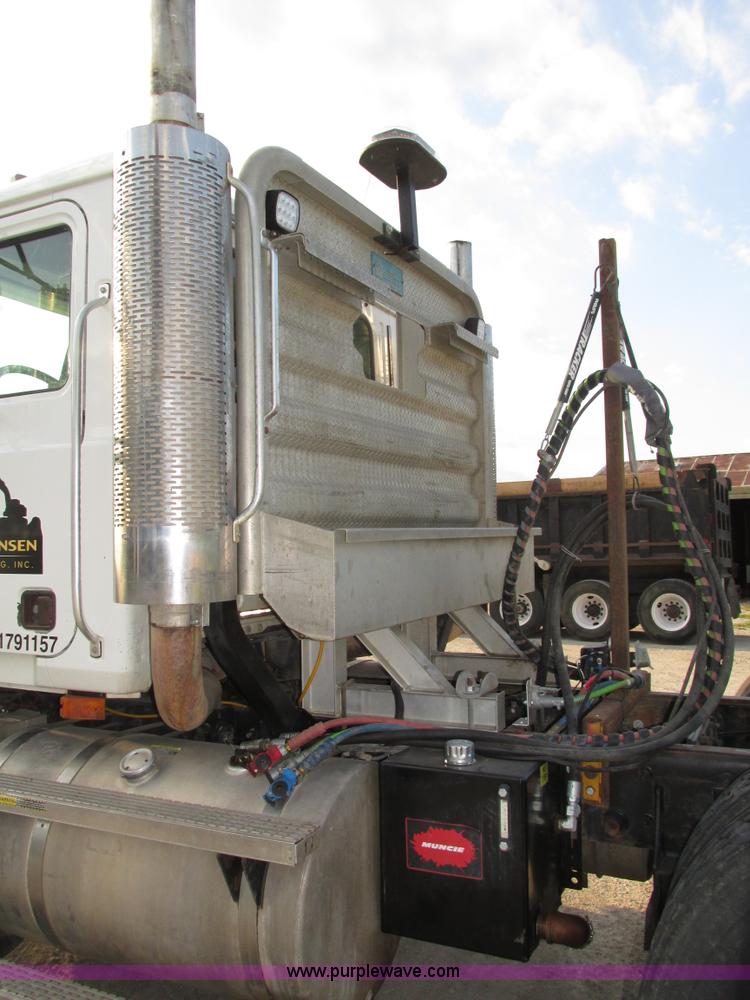 image for item H1235 2001 Mack CL713 semi truck