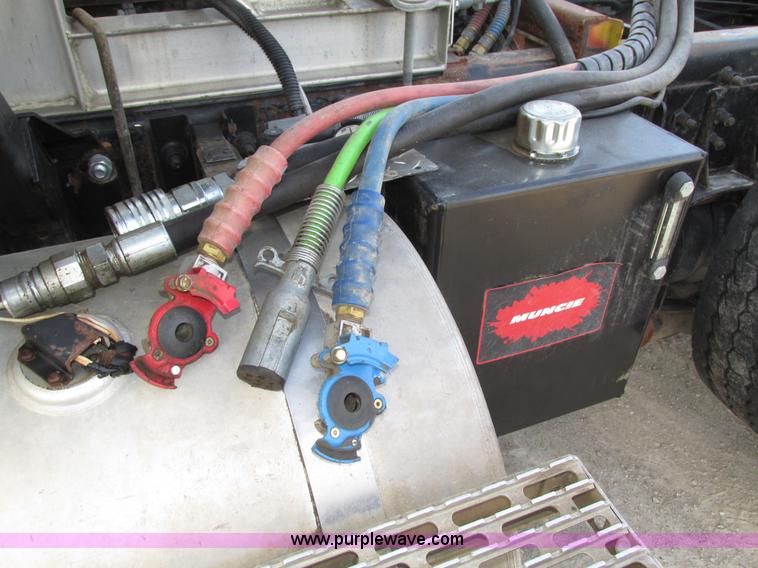 image for item H1235 2001 Mack CL713 semi truck