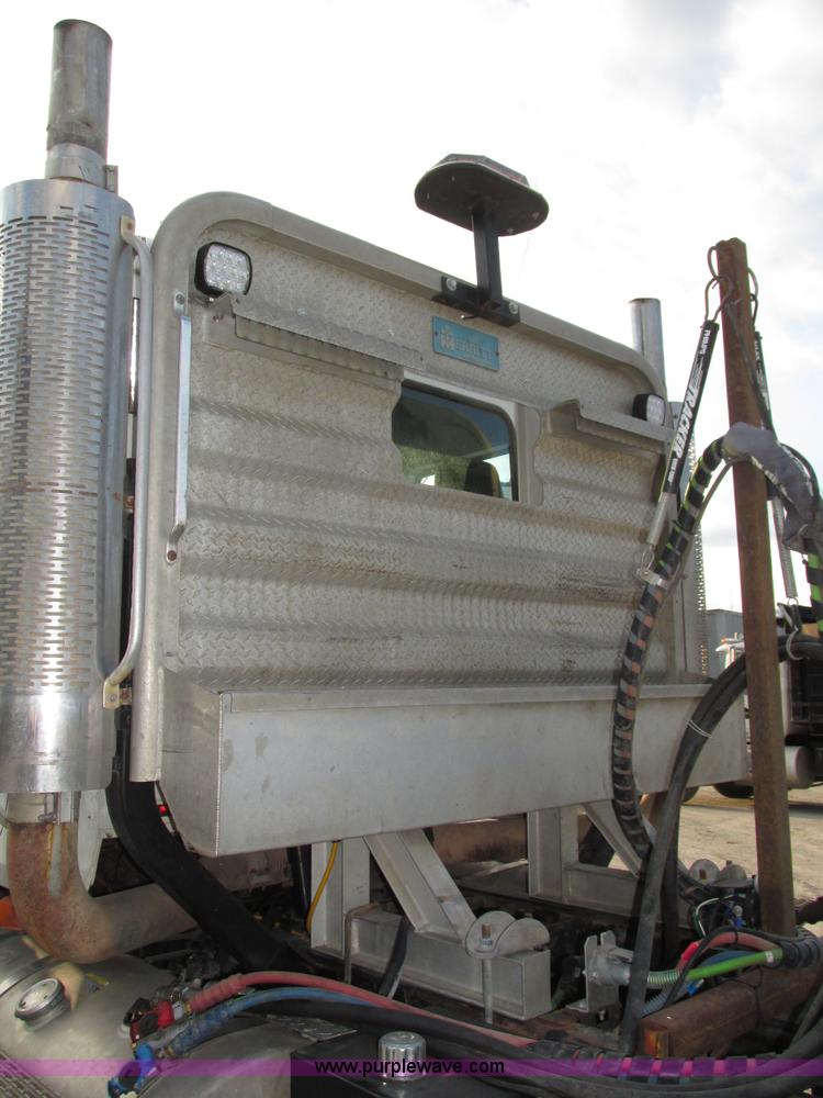 image for item H1235 2001 Mack CL713 semi truck