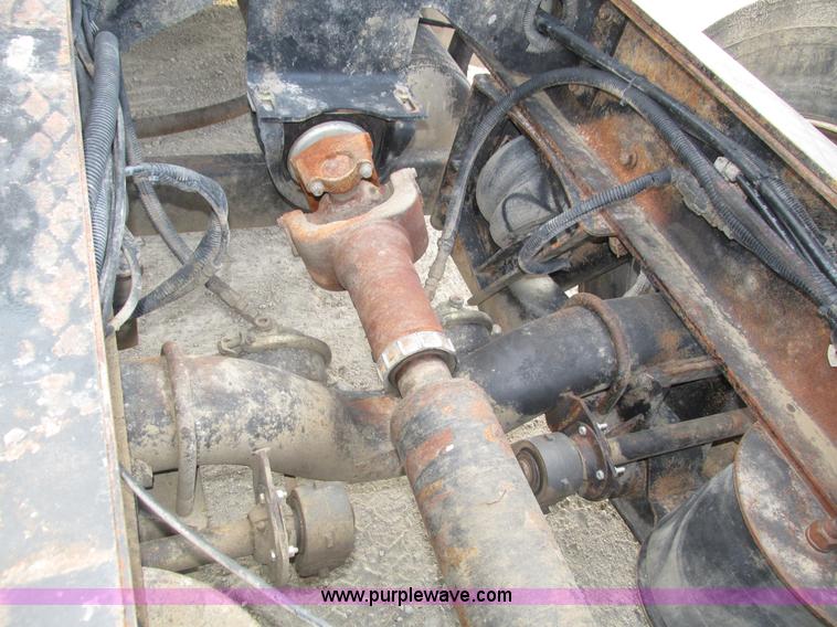 image for item H1235 2001 Mack CL713 semi truck