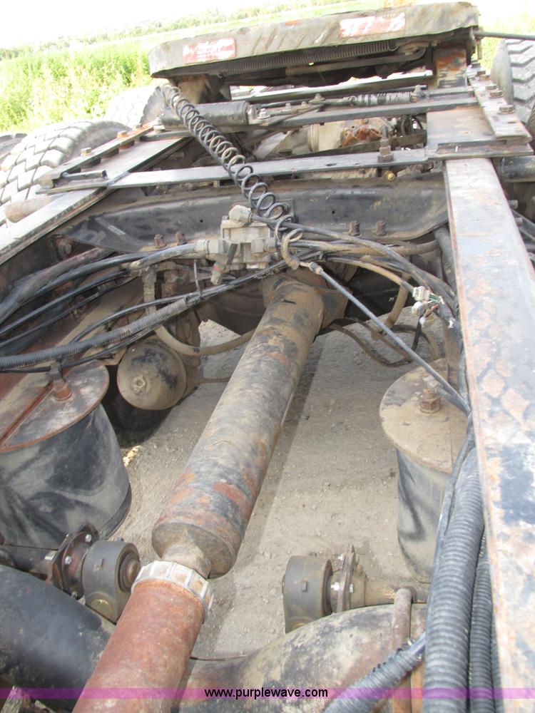 image for item H1235 2001 Mack CL713 semi truck