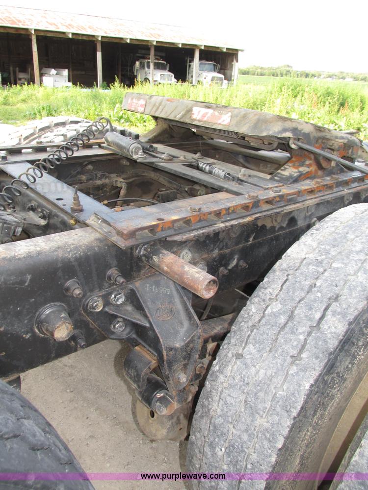 image for item H1235 2001 Mack CL713 semi truck