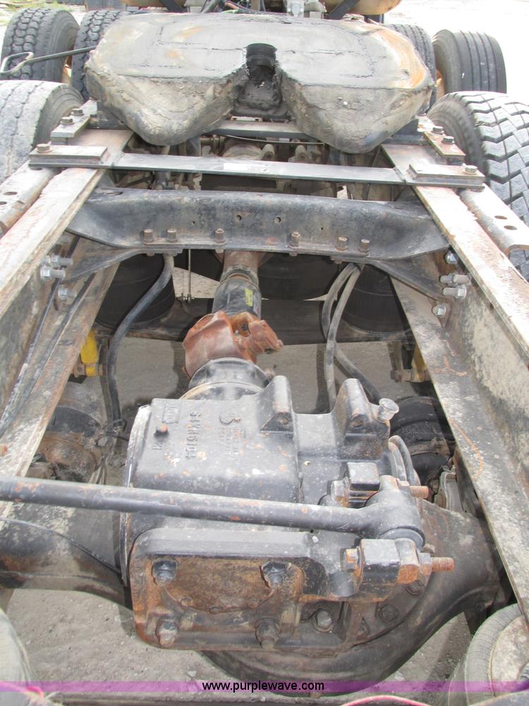 image for item H1235 2001 Mack CL713 semi truck