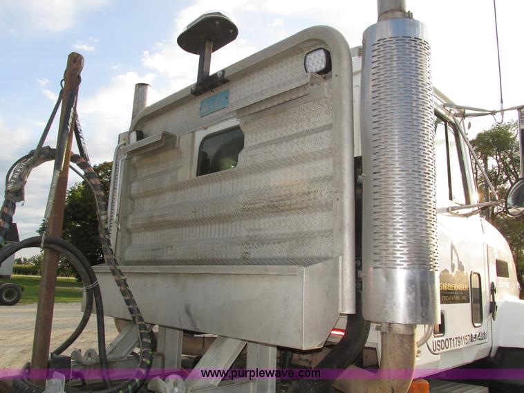 image for item H1235 2001 Mack CL713 semi truck