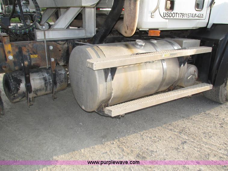 image for item H1235 2001 Mack CL713 semi truck