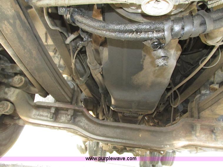 image for item H1235 2001 Mack CL713 semi truck