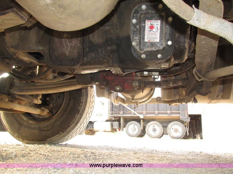 image for item H1235 2001 Mack CL713 semi truck