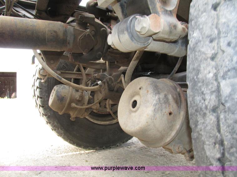 image for item H1235 2001 Mack CL713 semi truck