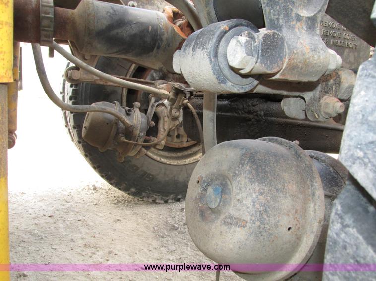 image for item H1235 2001 Mack CL713 semi truck