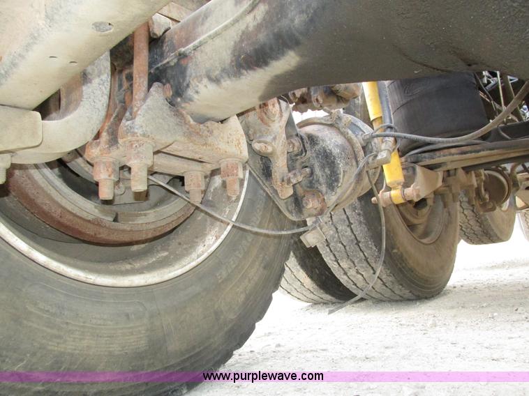 image for item H1235 2001 Mack CL713 semi truck