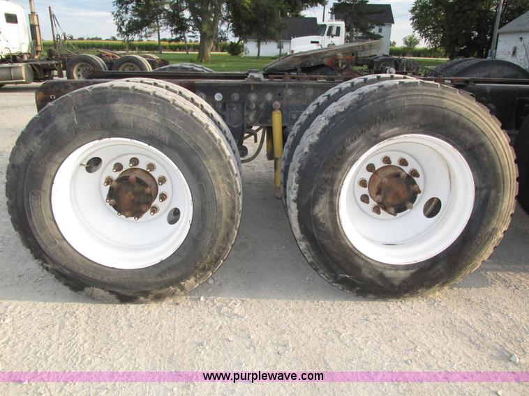 image for item H1235 2001 Mack CL713 semi truck