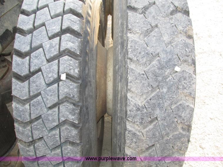 image for item H1235 2001 Mack CL713 semi truck